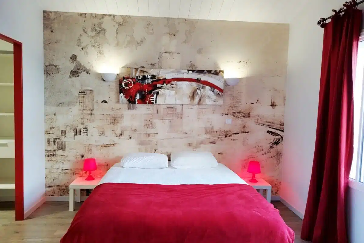 lit queen size chambre rouge