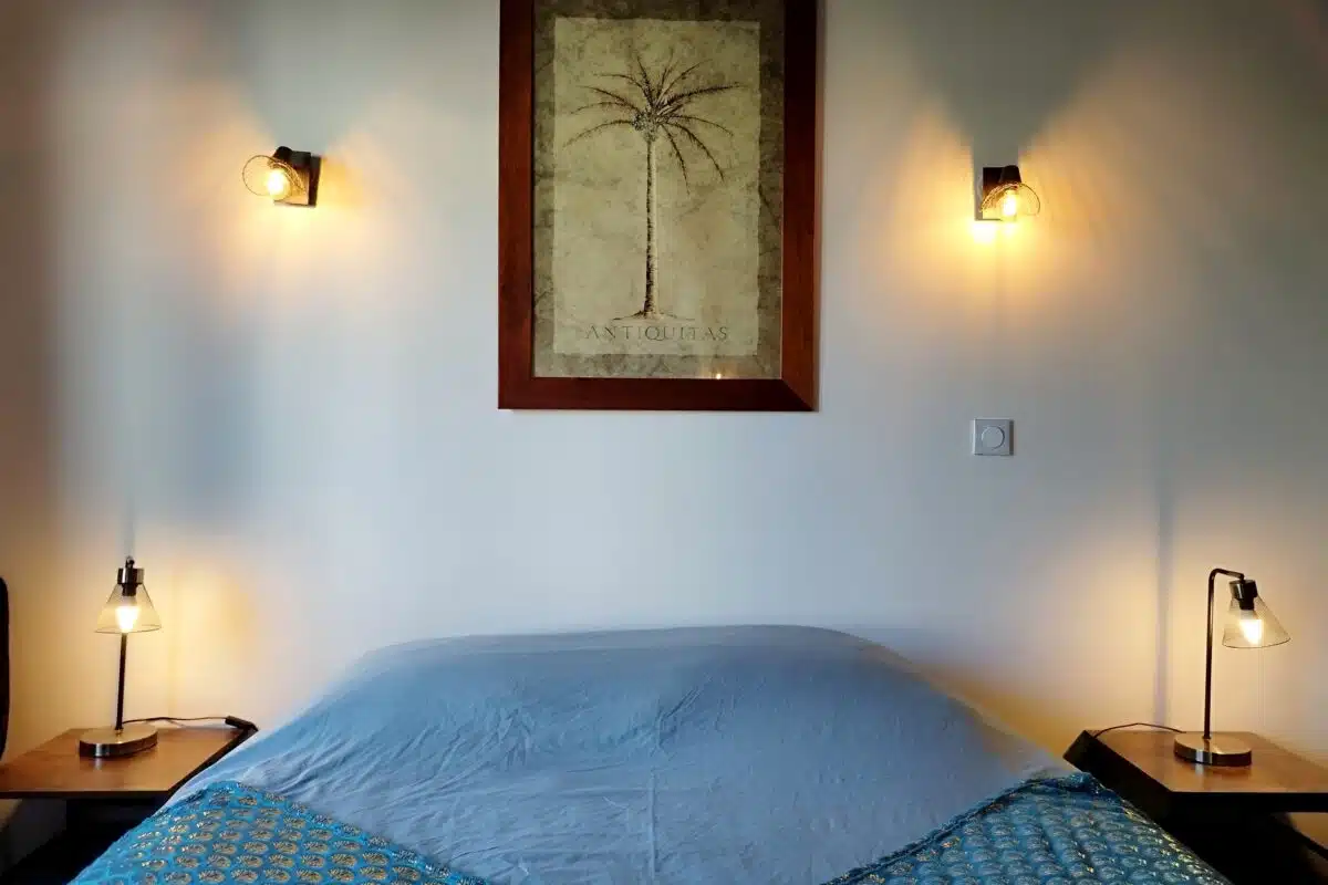 lit queen size chambre verte
