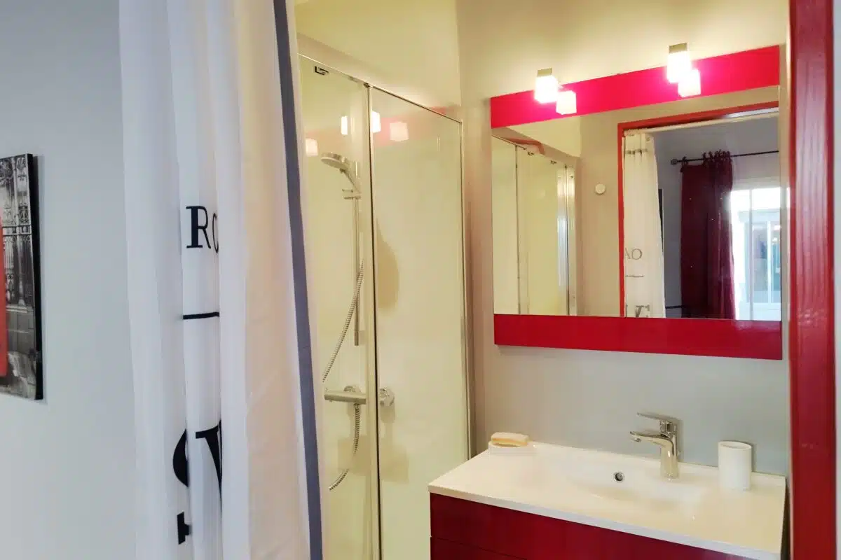 salle d'eau chambre rouge